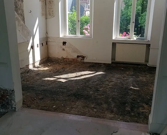 Pièce ancienne en cours de rénovation, sol déposé