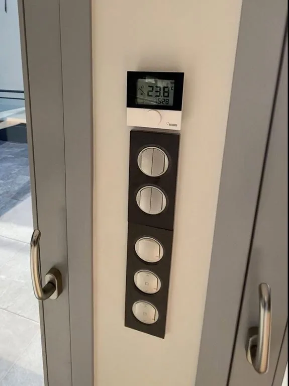 Thermostat et commandes sur un tableau mural