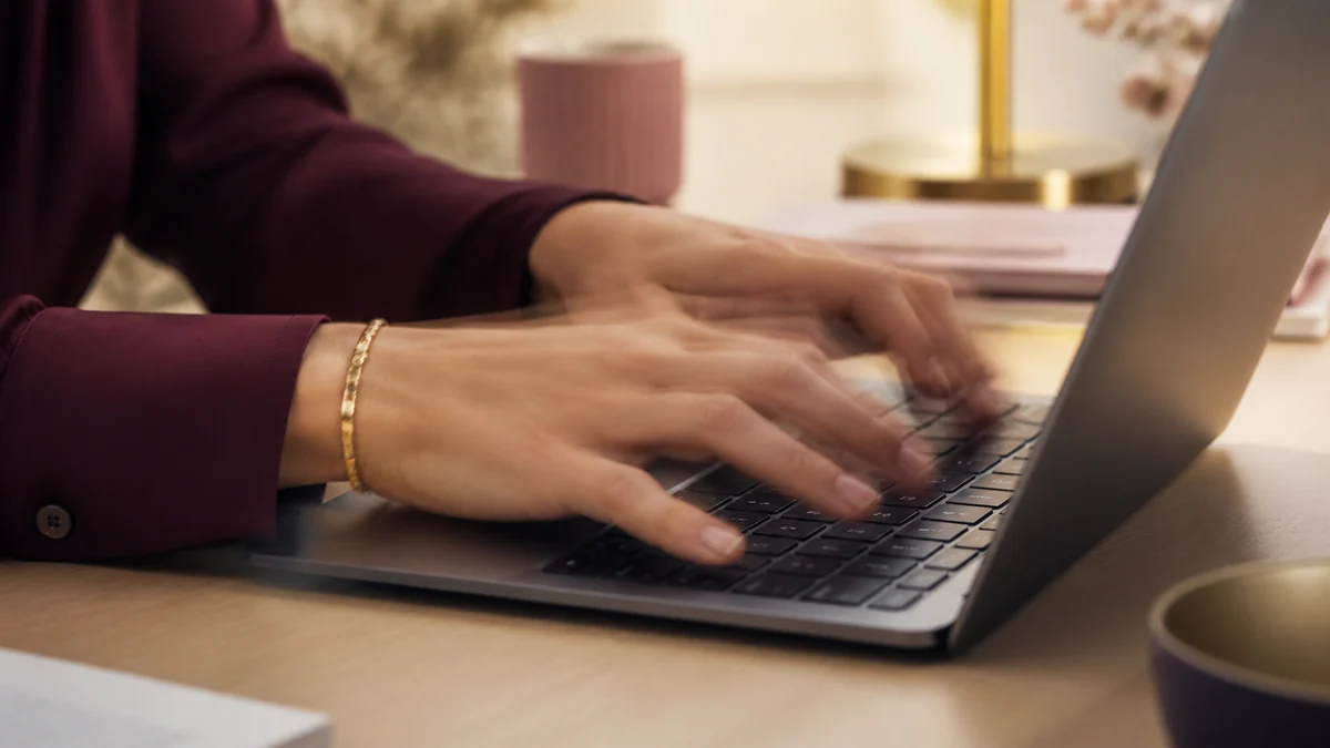 Mains posées sur un clavier pendant une séance de saisie